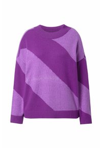 Fioletowy sweter z ukośnymi paskami w różnych odcieniach fioletu. Materiał wydaje się miękki, z fakturowanym wykończeniem. Posiada okrągły dekolt.