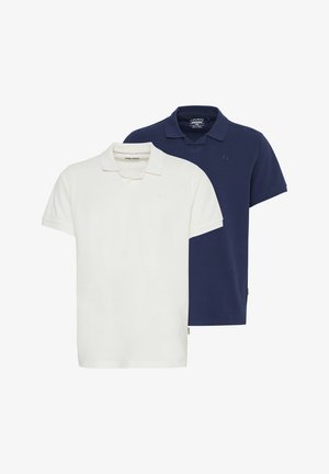 Due polo shirt: uno bianco e uno blu navy. Entrambi presentano maniche corte e un colletto classico. Il tessuto appare morbido e liscio.