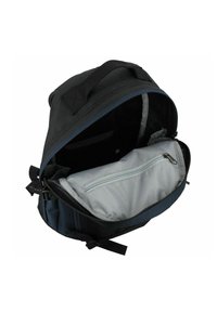 Zaino nero con apertura superiore; l'interno presenta una fodera grigia e una tasca con zip. I materiali sembrano durevoli con un design strutturato.