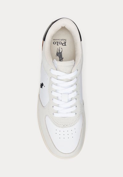 Bijela Polo Ralph Lauren tenisica s bijelim vezicama, perforiranim vrhom, crnim logotipom sa strane i jastučićem na ovratniku, pogled iz ptičje perspektive.