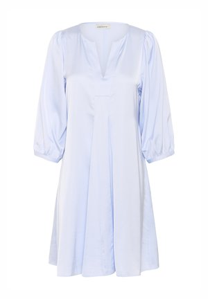 Világoskék ruha V-nyakkal, puffos ujjal és A-vonalú sziluettel. Puha anyagból készült, sima textúrával. Minimális díszítéssel.