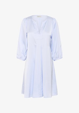 Rochie albastru deschis cu decolteu în V, mâneci bufante și siluetă în formă de A. Confecționată dintr-un material moale, cu o textură netedă. Detalii minimale.