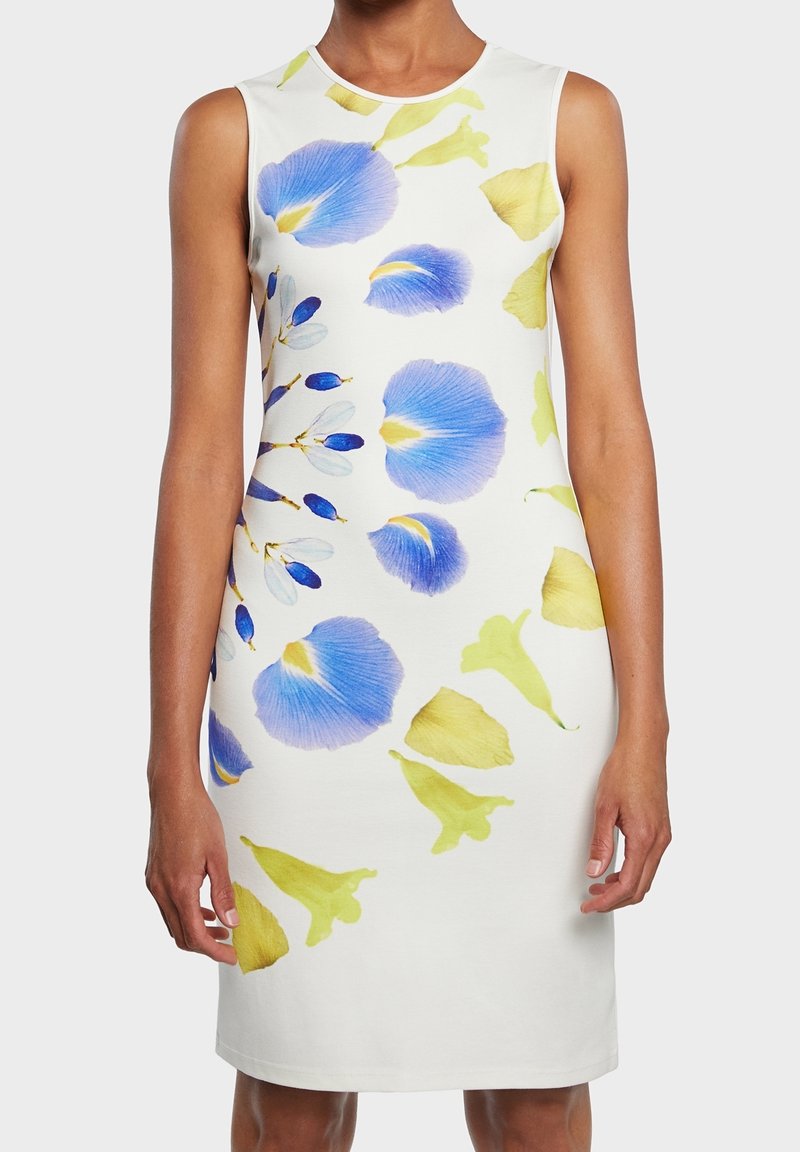 Robe sans manches en tissu blanc avec imprimés floraux bleus et jaunes, col rond et coupe ajustée.