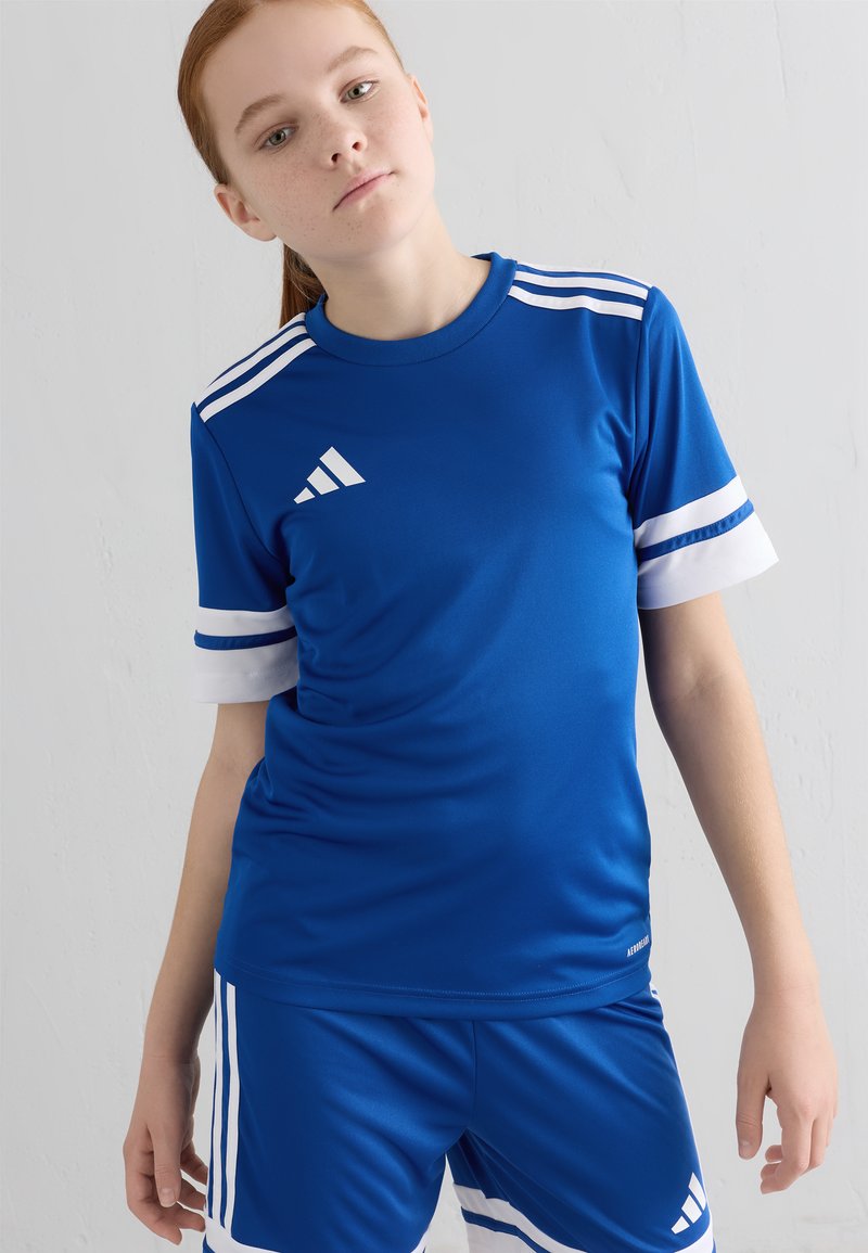 Blå idrettsjersey med hvite detaljer og tre striper på ermene, kombinert med matchende shorts. Laget av et glatt, fukttransporterende stoff.