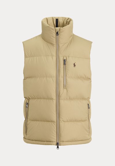Chaleco acolchado beige con cuello alto, cremallera frontal, un bolsillo con cremallera en el pecho, dos bolsillos laterales con cremallera y pequeño logo bordado en el pecho.