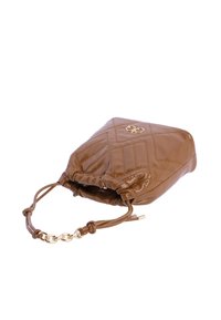Bolso marrón acolchado hecho de material brillante, con cierre de cordón, detalles de herrajes dorados y asa de cadena.