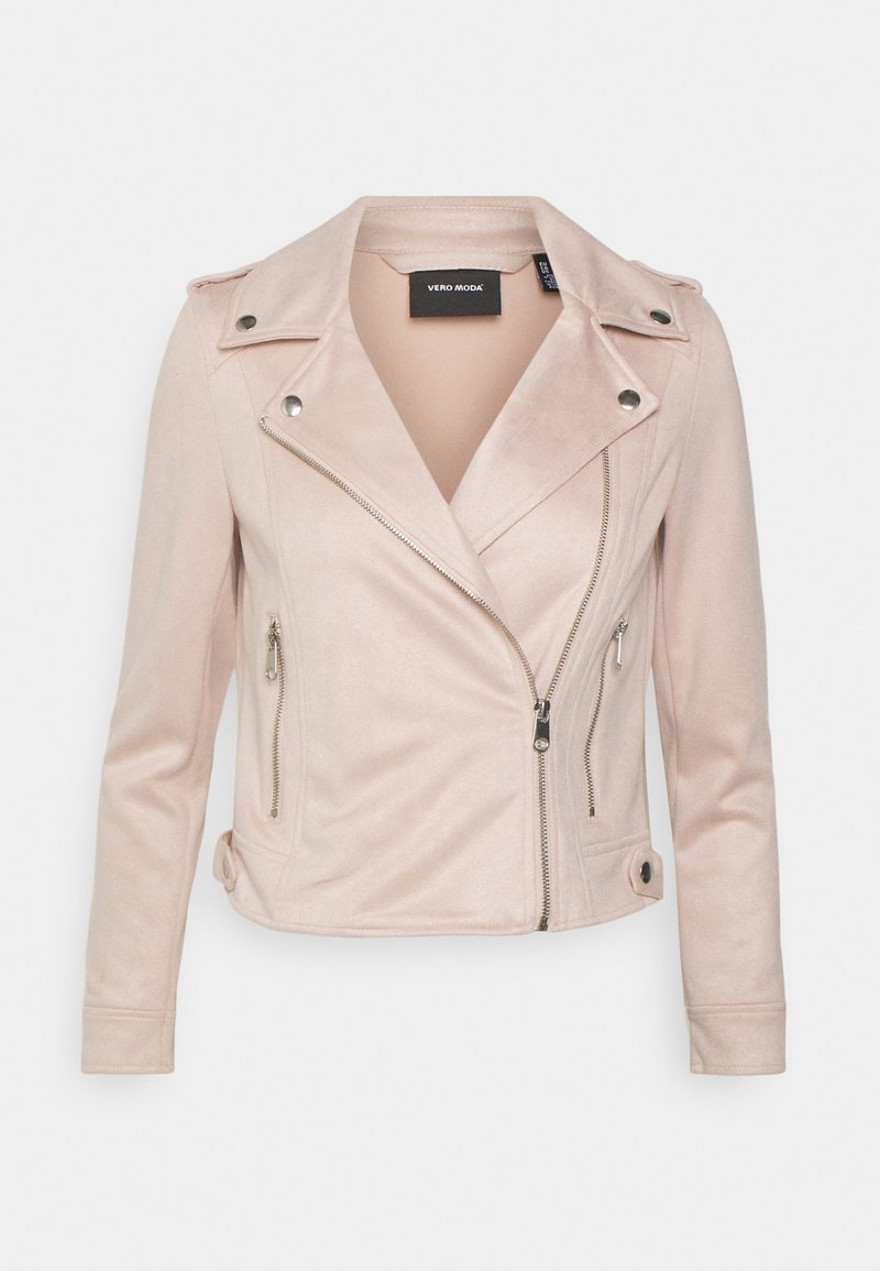 Giubbotto biker in finta pelle scamosciata rosa chiaro con colletto a punta, chiusura con zip e tasche laterali. Dettagli in metallo argentato e design aderente.