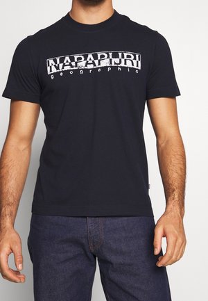 T-shirt en coton bleu marine foncé avec un graphique blanc audacieux "NAPAPURI geographic" sur la poitrine, manches courtes et design col ras du cou.