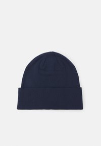 Cappello beanie lavorato a maglia di colore blu navy con risvolto. Texture liscia e cima arrotondata. Design semplice senza motivi o decorazioni.