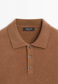 Hnědý pletený polo tričko s žebrovaným límcem, třemi šedými knoflíky a měkkou texturou. Štítek říká "Massimo Dutti, vyrobeno v Číně."