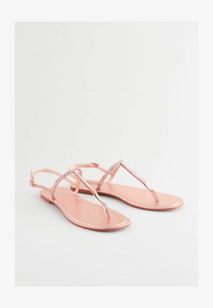 Ružovo-zlaté ploché sandále s dizajnom na medzi prst a nastaviteľným prackovým popruhom, s kovovým leskom a minimalistickým štýlom.