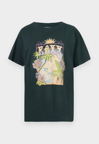 T-shirt noir en coton avec un motif coloré représentant des montagnes, une cascade et des fleurs tropicales, avec le texte "ROXY" en lettres majuscules.