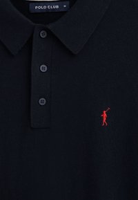 Polo shirt in cotone navy con colletto classico, tre bottoni e un piccolo logo ricamato rosso di un golfista sul lato sinistro del petto.