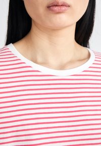 Mads Nørgaard STRIPE TEASY TEE - Marškinėliai su spaudiniu - brilliant white/geranuim