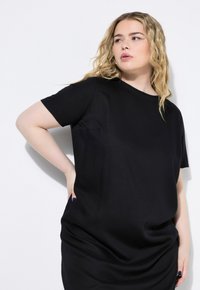 Schwarzes T-Shirt mit kurzen Ärmeln und Rundhalsausschnitt, aus weichem Stoff, lässiger Schnitt und dezentem Glanz. Keine sichtbaren Muster oder Hardwaredetails.