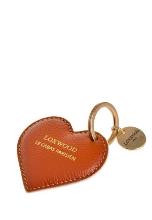 Porte-clés en cuir marron en forme de cœur avec anneau en or et marquage Loxwood Parisien embossé en or.