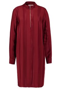 Burgundowa sukienka z długim rękawem, wykonana z satyny, z zamkiem błyskawicznym i stójką, pionowymi paskami oraz mankietami dla swobodnego kroju.