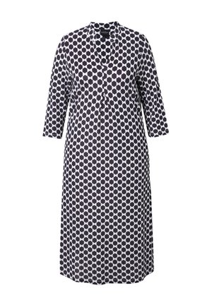 Langes, navyblaues Kleid mit einem geometrischen weißen Muster; hat einen lässigen Schnitt, einen runden Halsausschnitt und drei Viertelärmel.