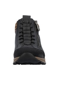 Baskets noires en matériau texturé, avec fermeture éclair, détails en lacets et accent à imprimé animal sur le talon. Semelle en caoutchouc pour une meilleure adhérence.
