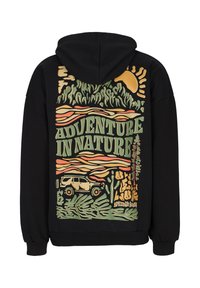 Zwarte hoodie met een kleurrafische afbeelding op de achterkant met de tekst "AVONTUUR IN DE NATUUR," met een landschap, zon en voertuig.