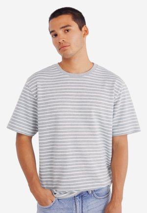 T-shirt gris à rayures avec des manches courtes et un col rond, présentant des rayures blanches fines alternées, fabriqué en coton léger.