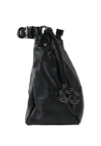 Sac à main en cuir noir avec une finition texturée, en forme triangulaire, avec une bandoulière ajustable et deux anneaux en argent comme accents décoratifs.
