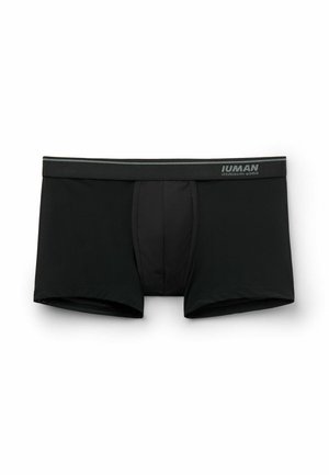 Czarne bokserki wykonane z lekkiego materiału o siatkowej fakturze. Posiadają wsparcie w postaci przedniego panelu oraz elastyczny pas z logo.