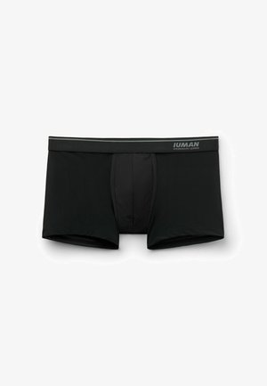 Czarne bokserki wykonane z lekkiego materiału o siatkowej fakturze. Posiadają wsparcie w postaci przedniego panelu oraz elastyczny pas z logo.