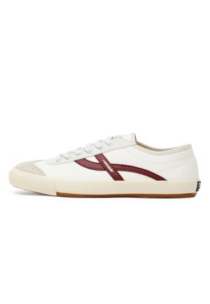 Zapatillas de lona blancas con un acento de cuero burdeos y una puntera de gamuza gris claro. Suela de goma y diseño de cordones.