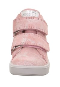 Rosa Kleinkinderschuhe mit einer strukturierten, schimmernden Oberfläche, zwei Klettverschlussriemen und einer weißen Gummisohle, die ein rundes Zehendesign aufweisen.