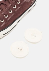 Converse CHUCK TAYLOR ALL STAR WIDE UNISEX - Zapatillas - eternal earth/egret/gum honey