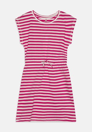Sukienka z krótkim rękawem w poziome różowe i białe paski, z okrągłym dekoltem i przewiązanym paskiem w talii, ułożona płasko na białym tle.