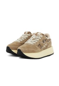 Sneakers beige in suede con un motivo maculato marrone texturizzato, punta rotonda, dettagli in crema e una spessa suola in gomma nera.