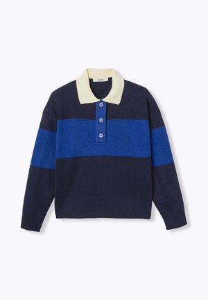 Pull en polo à rayures bleu marine et bleu, avec un col crème et une patte de boutonnage à trois boutons. Texture douce, manches longues et ourlet côtelé.