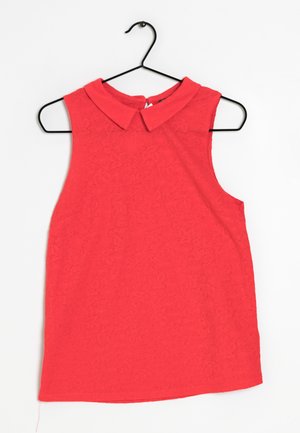 Rotes ärmelloses Oberteil mit runder Kragen, aus strukturiertem Stoff mit einem dezenten Blumenmuster, präsentiert an einem schwarzen Kleiderbügel.