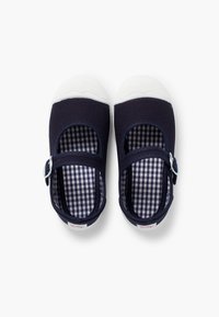 Scarpe Mary Jane in tela blu navy con punta in gomma bianca, con una fodera a quadri e chiusura a fibbia regolabile.