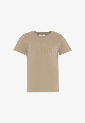 Beżowa bawełniana koszulka z tonalnym wytłoczonym logo „Chloé” z przodu, klasyczny dekolt zaokrąglony oraz krótki rękaw. Miękka tekstura, standardowy krój.