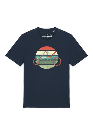 Dunkelblaues T-Shirt mit einem Vintage-Motiv eines Liegerads in Rot und Beige auf einem gestreiften kreisförmigen Hintergrund.