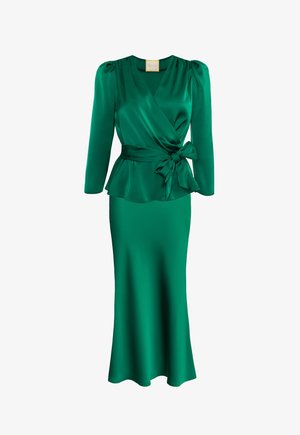 Długa zielona satynowa sukienka z fasonem wrap, długimi rękawami, przewiązanym w pasie oraz dopasowaną sylwetką, o gładkiej fakturze i eleganckim fasonie.