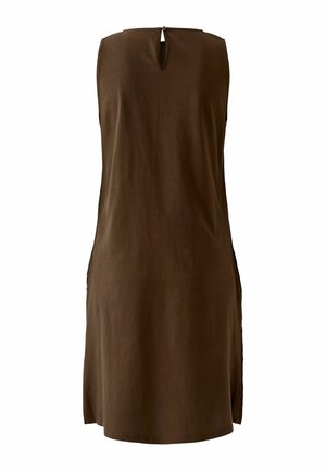 Robe marron sans manches, longueur genou, avec une petite ouverture en forme de goutte et une fermeture par bouton dans le dos au niveau de l'encolure.