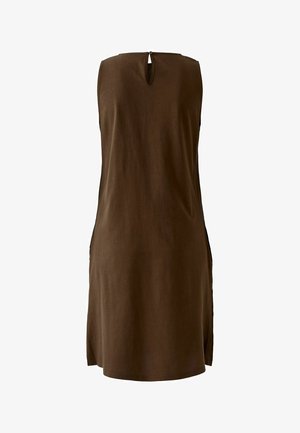 Robe marron sans manches, longueur genou, avec une petite ouverture en forme de goutte et une fermeture par bouton dans le dos au niveau de l'encolure.