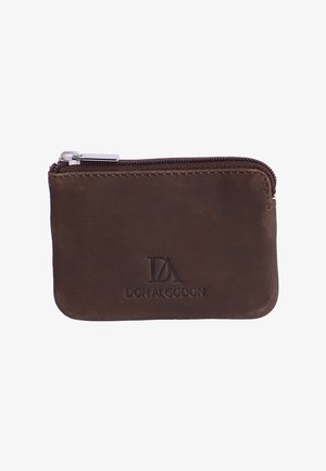 Pequeño bolso marrón oscuro de cuero con cremallera metálica y el logo "Don Algodon" grabado en la parte delantera.
