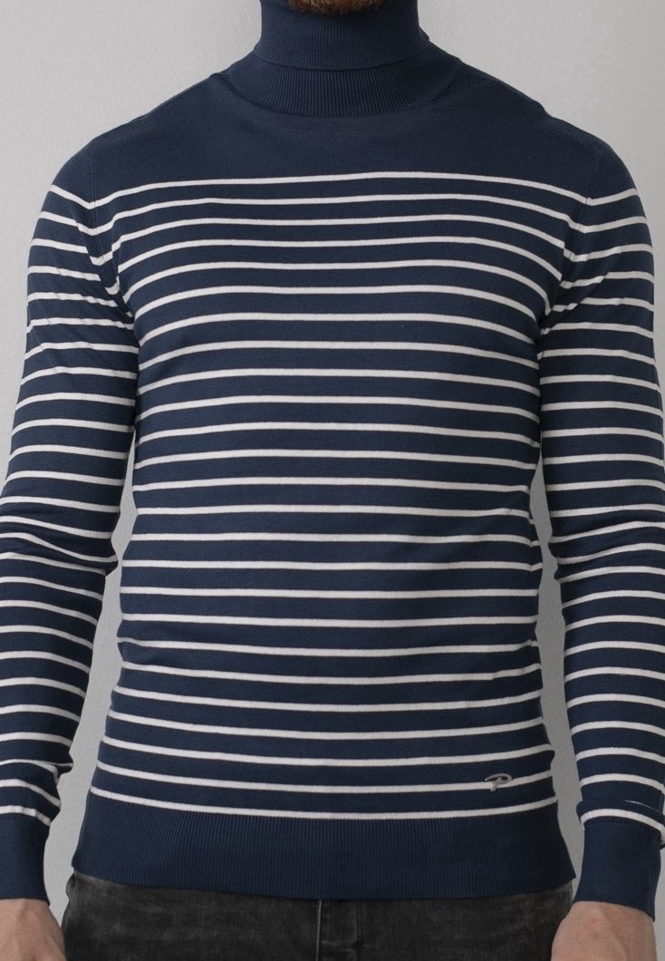 Maglione a collo alto blu navy con righe bianche orizzontali, polsini e orlo a coste, con un piccolo logo sul lato sinistro in basso.