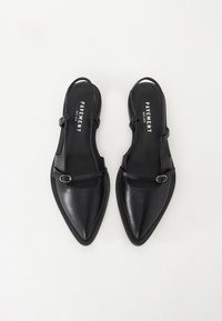 Schwarze Leder-Slingback-Schuhe mit spitz zulaufender Zehenpartie, Knöchelriemen und silbernem Schnallen-Detail. Glatte Textur und minimalistisches Design.