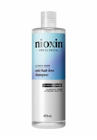  doorzichtige plastic fles met 475 ml lichte blauwe anti-haaruitvalshampoo, gelabeld "Nioxin Pro Clinical," met een flip-topdop.