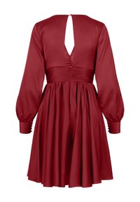 Röd satinklänning med långa puffärmar, en V-formad rygg och en åtsittande midja, med en utsvängd kjol och knappstängning vid halsen.