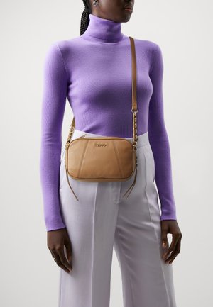 Borsa a tracolla in pelle marrone chiaro con una texture liscia, caratterizzata da una forma strutturata, una tracolla in catena dorata e dettagli di cucitura verticale.