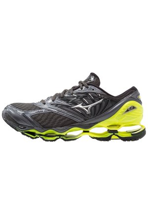 Czarny i szary but sportowy z neonowo żółtą sprężystą podeszwą i srebrnym logo, zaprojektowany do biegania o wysokim obciążeniu i wsparciu.