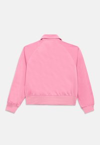 Ροζ μπουφάν με γιακά, μανίκια ραγκλάν και ριμπ τελείωμα. Κατασκευασμένο από λείο ύφασμα, με μονόχρωμο σχεδιασμό χωρίς σχέδια ή διακοσμητικά στοιχεία.