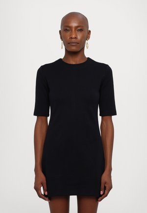 Robe noire en tricot à manches courtes, décolleté rond, silhouette ajustée et finition légèrement texturée. Design minimaliste sans embellissements.